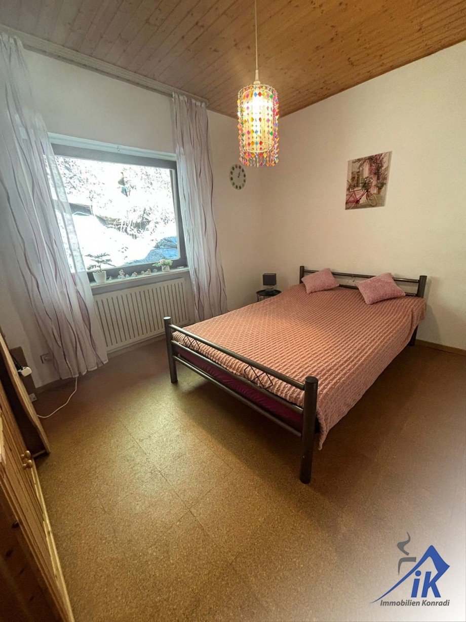 Schlafzimmer Zweifamilienhaus Thaleischweiler-Fr�schen