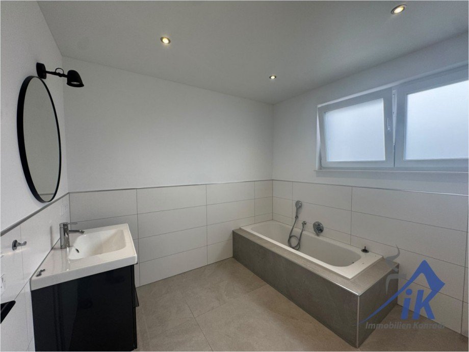 Badezimmer OG Doppelhaush�lfte Ramstein