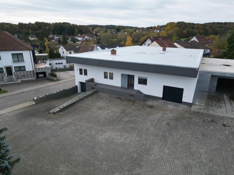 Aussenansicht Steinwenden Halle / Lager / Produktion IK| Steinwenden -Sehr gro�es Gewerbeobjekt mit viel Platz