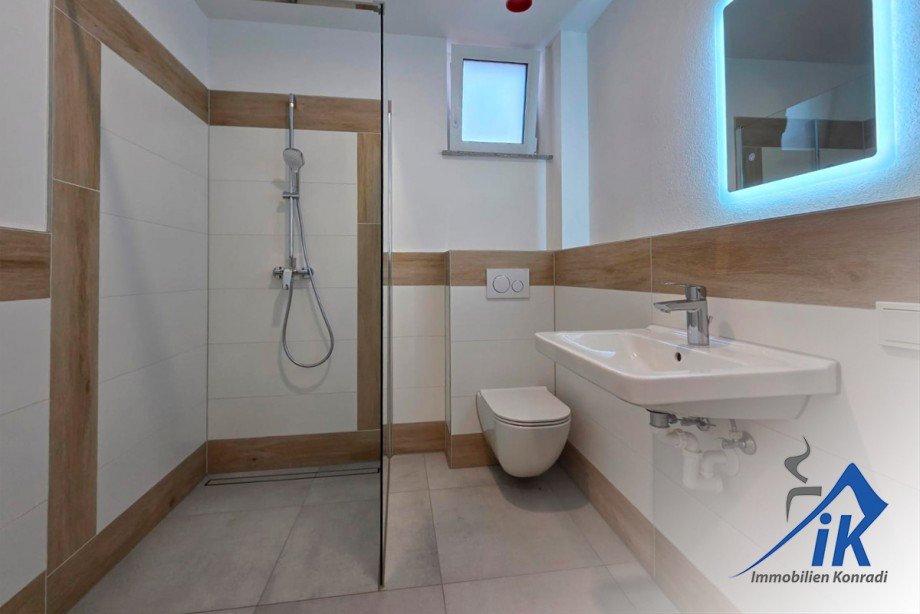 Badezimmer EG Doppelhaush�lfte Thaleischweiler