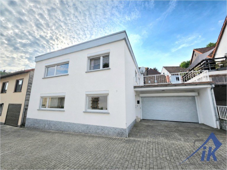 Hausansicht Landstuhl Einfamilienhaus IK| Landstuhl - gem�tliches Einfamilienhaus mit Balkon und gro�er Garage