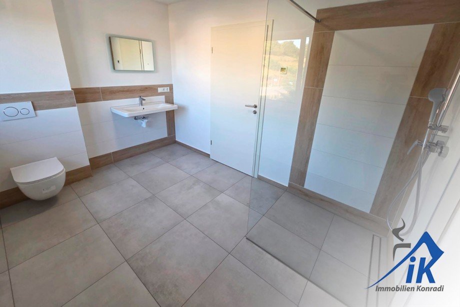 Badezimmer OG Doppelhaush�lfte Thaleischweiler
