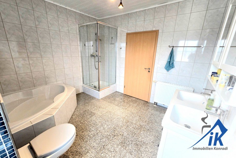 Badezimmer OG Einfamilienhaus Mackenbach