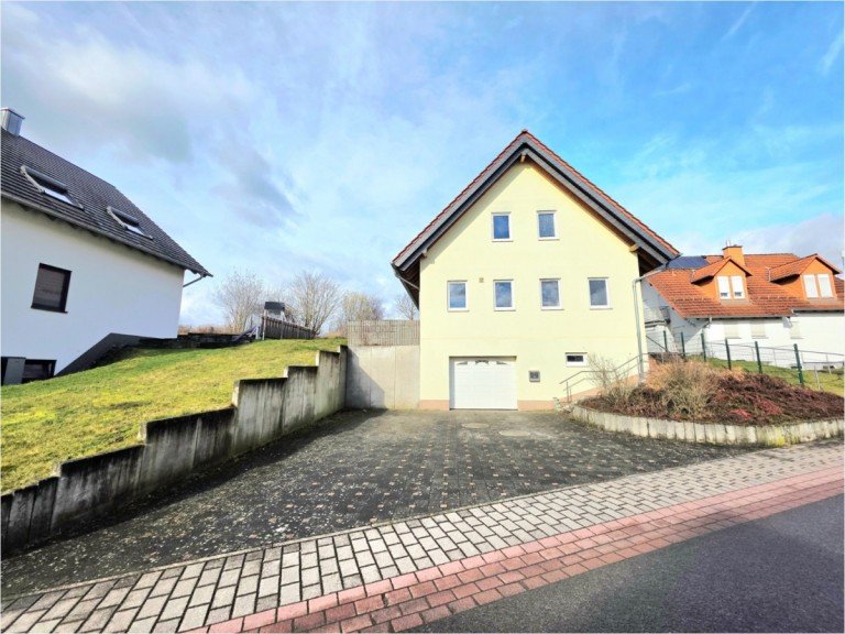 Aussenansicht Kaiserslautern / Erfenbach Einfamilienhaus IK |Erfenbach : Attraktives Einfamilienhaus mit Garage in ruhiger Feldrandlage