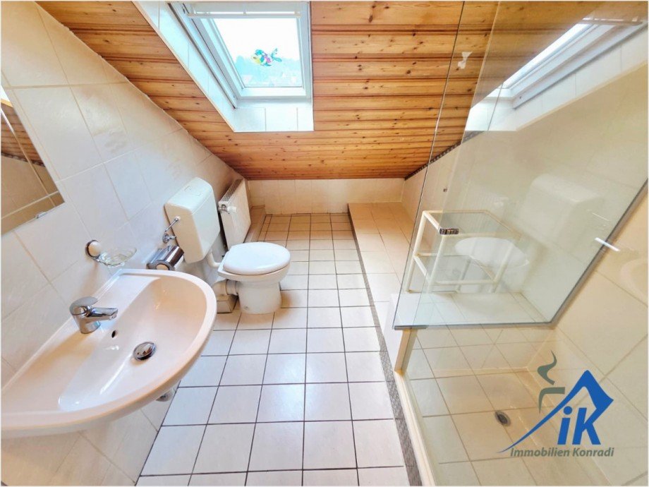 Badezimmer DG Doppelhaush�lfte Hauptstuhl