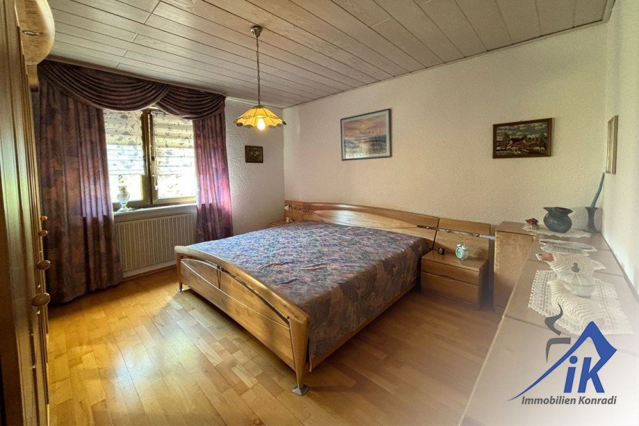 Schlafzimmer Zweifamilienhaus Thaleischweiler-Fr�schen
