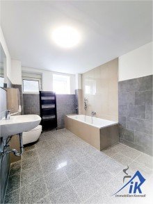 Badezimmer IK | Erfenbach : renovierte Wohnung im Erdgeschoss in guter Lage