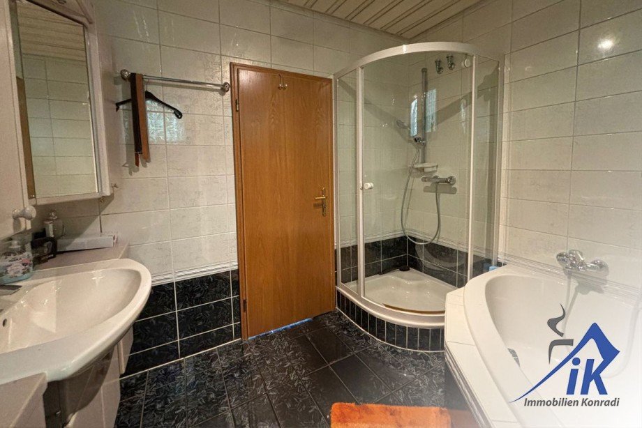 Badezimmer Zweifamilienhaus Thaleischweiler-Fr�schen