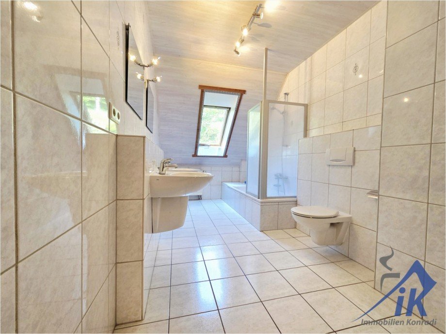 Badezimmer DG Reihenmittelhaus Oberstaufenbach