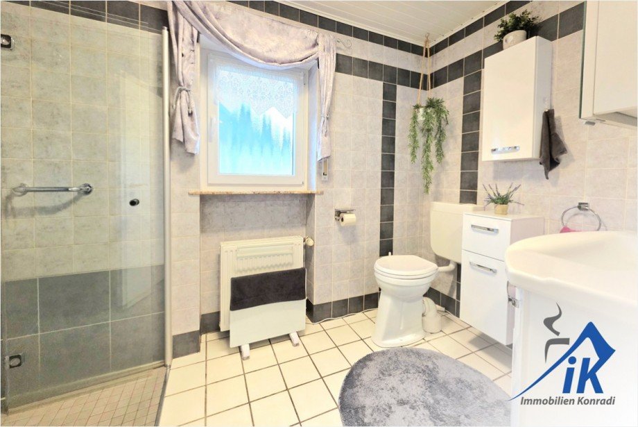 Badezimmer EG Zweifamilienhaus Hundheim-Offenbach