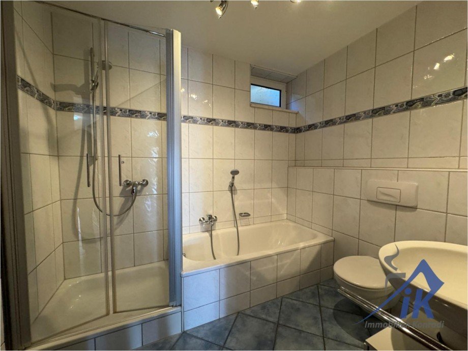 Badezimmer Doppelhaush�lfte Schwedelbach